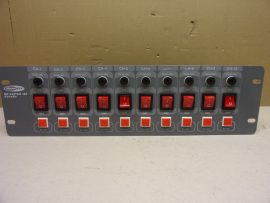 Showtec DJ-SWITCH 10F, 10 csatornás kapcsolótábla flash gombokkal. Schuko aljzatok a hátlapon 10 A csatornánként. 15 A összterhelés. Biztosítékok az előlapon.