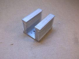 Hűtőborda, alumínium, 91x74x63 mm, 3-1 mm vastag bordák, 6,5 mm vastag alap, furatokkal