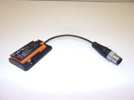ifm Electric KQ6005, KQ-3120NFPKG/2T/0,1M/US kapacitív szenzor, szintérzékelő, M12 3 pin apa csatlakozóval, 12mm érzékelés, 10-30 VDC, 20x14x48 mm, pozícióérzékeléshez vagy töltésiszint-ellenőrzéshez