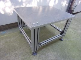 Asztal, masszív gépasztal, 850x740x590 mm, rezgő adagolókhoz, présekhez, NC és CNC gépekhez, stb., 850x740x30mm méretű alumínium munkalappal.