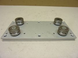 AMP25C HEPCO 8x25x14mm, Koncentrikus csap típusú vezetőgörgő tartólappal, tartógörgő, csapos támasztógörgő, (síngörgő) külső paláston "V" alakú vezetőnúttal, GV3 lineáris rendszerekhez, xyz
