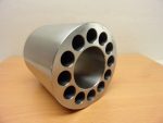   Kúpos acélhenger, acéldob, 93/100mm külső átmérő, 100mm hossz, 12-12 db. 15mm-es furattal a két végén, 50mm tengelyfurat, 