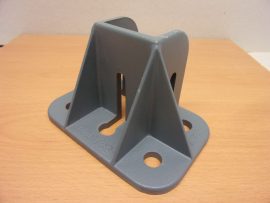 MiniTec 21.1738 sarokelem, 90°-os alumínium gépépítő elem, 90x135x80 mm, lábrögzítő idom asztalokhoz, gépekhez, Foot 45 GD Open