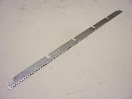 Acél penge, vágó és tépőpenge, ipari sztreccsfóliákhoz, papírokhoz, 25x520mm, 1mm vastag, pengeéles tüskékkel, 