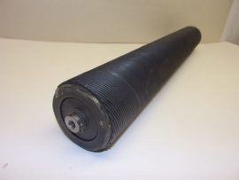 Gumirozott görgő, 86mm átmérő, 620mm hossz, egyoldalon csapágyazott, másik oldalon 4db. menetes furattal és központi furattal, xyz