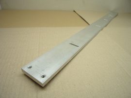 Alumínium sín, fióksín tartó, 8x50x745mm, menetes és sima furatokkal, szerverszekrény fióksínekhez volt legyártva Alumínium sín, fióksín tartó, 8x50x745mm, menetes és sima furatokkal, szerverszekrény fióksínekhez volt legyártva