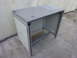 Egyedi gépasztal, munkaasztal, 605x1000x925mm, 40mm-es alumínium lappal a tetején, Bosch alumínium profilokból, 3 oldalán lemezburkolattal
