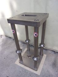 Acél présváz, gépváz, szerkezeti elem, 370x370x805mm, 4db. 49,5mm átmérőjű oszloppal és 2db. 45mm vastag acéllappal, 