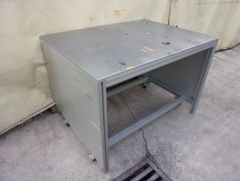 Egyedi gurítható gépasztal, munkaasztal, masszív satupad, 1000x1320x910 mm, 20mm-es síkra hántolt, alumínium lappal a tetején, 50x50 mm-es Bosch alumínium profilokból, szerelőasztalnak, CNC gépasztalnak, préseknek, egyedi gépekhez, stb. Egyedi gurítható gépasztal, munkaasztal, masszív satupad, 1000x1320x910 mm, 20mm-es síkra hántolt, alumínium lappal a tetején, 50x50 mm-es Bosch alumínium profilokból, szerelőasztalnak, CNC gépasztalnak, préseknek, egyedi gépekhez, stb.