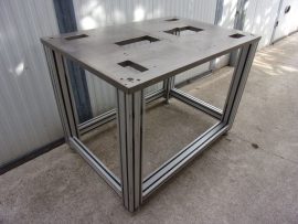 Egyedi gépasztal, munkaasztal, masszív satupad, 1200x800x880 mm, 30mm-es síkra hántolt, acél lappal a tetején, 90x90 és 90x45mm-es Bosch alumínium profilokból, szerelőasztalnak, CNC gépasztalnak, préseknek, egyedi gépekhez, stb. Egyedi gépasztal, munkaasztal, masszív satupad, 1200x800x880 mm, 30mm-es síkra hántolt, acél lappal a tetején, 90x90 és 90x45mm-es Bosch alumínium profilokból, szerelőasztalnak, CNC gépasztalnak, préseknek, egyedi gépekhez, stb.