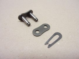 zárószem görgőslánchoz, 08B típus, 13mm csapszegtávolság, 15mm szélesség, xyz zárószem görgőslánchoz, 08B típus, 13mm csapszegtávolság, 15mm szélesség, xyz