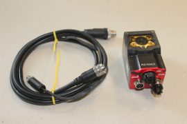 Keyence SR-1000 + OP-87527 Ipari Automatikus fókuszú kódolvasó, vonalkód olvasó, nagysebességű ID szkenner, CMOS képérzékelő, 1280×1024 pixel, 2D kód, vonalkód, 24 VDC, 1,5m átalakított végű kábellel