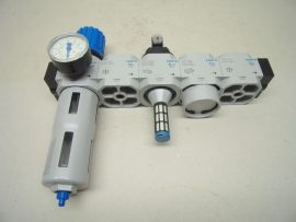 Festo Pneumatikus levegőelőkészítő egység 5 modullal, 162683 LFR-3/4-D-MIDI, Szűrő-nyomásszabályozó szelep, 2x 170685 FRM-D-MIDI Leágazó modul + 172959, HEE-D-MIDI-24 ki, és Bekapcsoló szelep + 170691, HEL-D-MIDI Bekapcsoló szelep 3/4" BM 