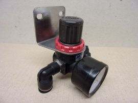Airtac AR2000 Pneumatikus nyomásszabályozó modul, manométerrel, tartólemezzel, 10mm push-in gyorscsatlakozók, 10 bar be, 0,5-9 bar ki, 