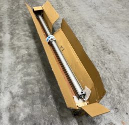 SMC CA2L80-2150Z-X1034, Kettősműködésű pneumatikus munkahenger, 80 mm dugattyú, 2150 mm löket, 1/2" levegő csatlakozások, összekötőrúd-erősítő gyűrűvel