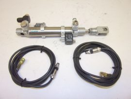 Festo DSNU-25-80-PPV-A 19247 Kettősműködésű munkahenger, 25mm furat, 80mm löket, 2db. Rexroth 0830100469, SN2-R3-M008-036 szenzorral + kábelekkel, és 6 mm-es push-in gyorscsatlakozós áramlásszabályozókkal