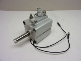 Rexroth R414000208 kettősműködésű kompakt munkahenger, 63mm furat, 50mm löket, 10bar, 0830100435 végállás szenzorokkal, és 8mm-es push-in gyorscsatlakozós áramlásszabályozókkal Rexroth R414000208 kettősműködésű kompakt munkahenger, 63mm furat, 50mm löket, 10bar, 0830100435 végállás szenzorokkal, és 8mm-es push-in gyorscsatlakozós áramlásszabályozókkal