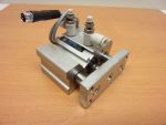   SMC MGQM16-10 kettős működésű vezetett munkahenger, precíziós lineáris egység, dugattyú Ø 16mm, lökethossz 10mm, 1x Festo 150857 szenzorral, és 2x SMC AS1201F-M5-04 fojtóval
