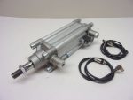   Rexroth PRA-DA-063-0100-0-2-2-1-1-1-BAS, 0822353004, kettős működésű pneumatikus munkahenger, dugattyú Ø 63mm, lökethossz 100mm, 2x SN2-R3-M008-036, 0830100469 szenzorral +kábellel, 2x Festo 193152, GRLA-½-QS-12-D, 8mm-es push-in fojtó-visszacsapóval