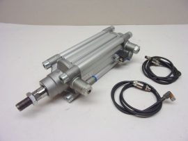 Rexroth PRA-DA-063-0100-0-2-2-1-1-1-BAS, 0822353004, kettős működésű pneumatikus munkahenger, dugattyú Ø 63mm, lökethossz 100mm, 2x SN2-R3-M008-036, 0830100469 szenzorral +kábellel, 2x Festo 193152, GRLA-½-QS-12-D, 8mm-es push-in fojtó-visszacsapóval