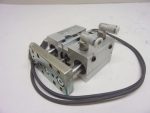   Aventics GPC-DA-012-0010-BV-BB, 0822060100, kettős működésű vezetett munkahenger, precíziós lineáris egység, dugattyú Ø 12mm, lökethossz 10mm, 2x ST6-R3-M08T-030 15 OHM, 0830100434 szenzorral + kábellel, 2x 4mm-es push-in gyorscsatlakozóval, 