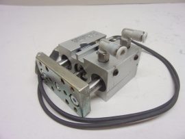 Aventics GPC-DA-012-0010-BV-BB, 0822060100, kettős működésű vezetett munkahenger, precíziós lineáris egység, dugattyú Ø 12mm, lökethossz 10mm, 2x ST6-R3-M08T-030 15 OHM, 0830100434 szenzorral + kábellel, 2x 4mm-es push-in gyorscsatlakozóval, 