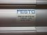 Festo DSBC-63-100-PPSA-N3, 1383636, kettős működésű, kompakt peumatikus munkahenger, dugattyú Ø 63mm, lökethossz 100mm, kétoldali önbeálló löketvég csillapítással, pozíció mágnessel, 12bar, 