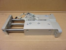 Festo DFM-32-80-P-A-KF, 170934, kettős működésű vezetett munkahenger, precíziós lineáris egység, SME-8M-DS-24V-K-0,3-M8D, 543861 szenzorokkal, dugattyú Ø 32mm, lökethossz 80mm, 10 bar, Guided actuator, 