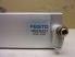 Festo ADN-25-60-A-P-A (536373) pneumatikus munkahenger, ACE AH10 löketvég-csillapítóval és tartólemezzel, 2db. fojtóval, 60mm löket, xyz