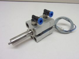 Festo ADN-16-5-I-P-A-S6, 536218, rövid löketű, kettős működésű kompakt munkahenger tengelytoldóval, SME-8-K-24-S6 SME8K24S6, 161756 szenzorral, dugattyú Ø 16mm, lökethossz 5mm, 2db 4mm-es push-in gyorscsatlakozóval, 