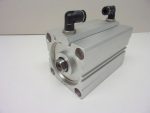  Airtac ACQ80X100S kettősműködésű kompakt munkahenger, 80mm furat, 100mm löket, 10mm push-in gyorscsatlakozókkal, mágnessel, M12 belső menettel