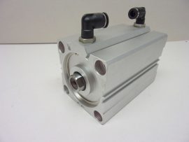 Airtac ACQ80X100S kettősműködésű kompakt munkahenger, 80mm furat, 100mm löket, 10mm push-in gyorscsatlakozókkal, mágnessel, M12 belső menettel