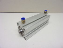 Airtac ACQ32X100S kettősműködésű kompakt munkahenger, 32mm furat, 100mm löket, 4mm push-in gyorscsatlakozókkal, mágnessel, M8 belső menettel 