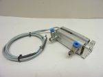   Festo ADVUL-12-30-P-A (156849), rövid löketű, kettős működésű kompakt munkahenger, dugattyú Ø 12mm, lökethossz 30mm, SME-8-K-LED-24, 150855 szenzorral, és GRLA-M5-QS-4-D, 193138, 4mm-es push-in gyorscsatlakozós fojtó-visszacsapókkal, 