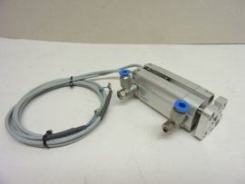 Festo ADVUL-12-30-P-A (156849), rövid löketű, kettős működésű kompakt munkahenger, dugattyú Ø 12mm, lökethossz 30mm, SME-8-K-LED-24, 150855 szenzorral, és GRLA-M5-QS-4-D, 193138, 4mm-es push-in gyorscsatlakozós fojtó-visszacsapókkal, 