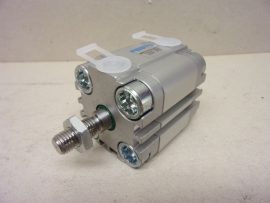 Festo ADVU-32-15-A-P-A, 156618, rövid löketű, kettős működésű kompakt munkahenger, dugattyú Ø 32mm, lökethossz 15mm, (ADN-32-15-A-P-A, 536270) Festo ADVU-32-15-A-P-A, 156618, rövid löketű, kettős működésű kompakt munkahenger, dugattyú Ø 32mm, lökethossz 15mm, (ADN-32-15-A-P-A, 536270)