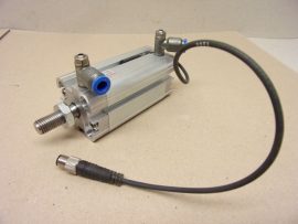 Rexroth 0822392207, KPZ-DA-025-0050-004122411000000-B Kettősműködésű pneumatikus munkahenger, dugattyú Ø 25mm, lökethossz 50mm, GRLA-M5-QS-6-D, 193139 6mm Fojtó-visszacsapó szelepekkel, 1db. Aventics R412022873 szenzorral és szenzorkábellel,