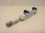   Rexroth R480052298 pneumatikus munkahenger, OCT sorozat, dugattyú Ø 10mm, lökethossz 25mm, QSML-M5-4, 153333, 4mm 90º-os push-in csatlakozókkal, gömbcsuklóval, és csuklós talppal 