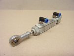   Rexroth R480052298 pneumatikus munkahenger, OCT sorozat, dugattyú Ø 10mm, lökethossz 25mm, QSML-M5-4, 153333, 4mm 90º-os push-in csatlakozókkal, gömbcsuklóval, és csuklós talppal 