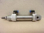   Rexroth 0822333502, MNI-DA-20-0025-D-31-01-1-00-000-00 kettősműködésű pneumatikus munkahenger, dugattyú Ø 20mm, lökethossz 25mm, QSL-1/8-4 4mm 90º-os push-in csatlakozók, kétoldali csillapítás, 