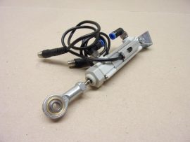 Rexroth R480052298 pneumatikus munkahenger, OCT sorozat, 2db. 0830100488 szenzorral, dugattyú Ø 10mm, lökethossz 25mm, QSML-M5-4, 153333, 4mm 90º-os push-in csatlakozókkal, gömbcsuklóval, és csuklós talppal