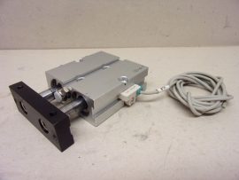 AirTAC TN20X10S, kettős működésű vezetett munkahenger, precíziós lineáris egység, dugattyú Ø 20mm, lökethossz 10mm, 1x AirTAC CMSJ szenzorral + kábellel, 2x 4mm-es push-in gyorscsatlakozóval, xyz