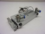   Rexroth GPC-DA-010-0075-BV-BB, R402000327, Vezetett pneumatikus munkahenger, precíziós lineáris egység, dugattyú Ø 10mm, lökethossz 75mm, 2db. SMC D-F9P szenzorral, és 4mm-es push-in gyorscsatlakozós áramlásszabályozókkal 