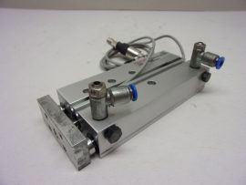Rexroth GPC-DA-010-0075-BV-BB, R402000327, Vezetett pneumatikus munkahenger, precíziós lineáris egység, dugattyú Ø 10mm, lökethossz 75mm, 2db. SMC D-F9P szenzorral, és 4mm-es push-in gyorscsatlakozós áramlásszabályozókkal 