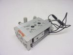   Rexroth MSC-8-20-SE 0821406301 kettős működésű, vezetett lineáris henger, pneumatikus szánegység, 2x szenzorral, és 4 mm push-in gyorscsatlakozós áramlásszabályozókkal, 20mm löket, 