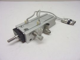 SMC ZCDUKC20-20D Vezetett pneumatikus munkahenger, lineáris egység vákuum megfogókhoz, dugattyú Ø 20mm, lökethossz 20mm, 2db. SMC D-M9PV szenzorral, és 4mm-es push-in gyorscsatlakozós áramlásszabályozókkal