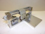   SMC CY3R10-100 hajtókar nélküli, mágneses csatolású pneumatikus lineáris egység, 100mm lökethossz, 2db. SMC D-M9P szenzorral, Rexroth profilsínnel és kocsival, és 4 mm-es push-in csatlakozós áramlásszabályozókkal,
