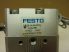 Festo BRQD-16-90-PPVJ-A-AL-FW, 175801, 90°-os pneumatikus forgató modul, 4mm-es push-in gyorscsatlakozókkal, és Festo 150857 szenzorokkal, 