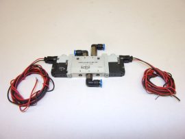 FESTO VUVG-L10-B52-T-M5-1P3, 566458, 5/2 bistabil pneumatikus mágnesszelep, 3 db. 4mm-es push-in gyorscsatlakozókkal és 566654 kábelekkel, 220l/min, 2x VAVE-L1-1H2-LR, 735441 24VDC tekerccsel, 
