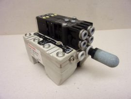 Rexroth R480034017 pneumatikus szeleptömb, 2db. 0820057101 szeleppel, M8 3 pin csatlakozókkal, 6mm gyorscsatlakozókkal, xyz